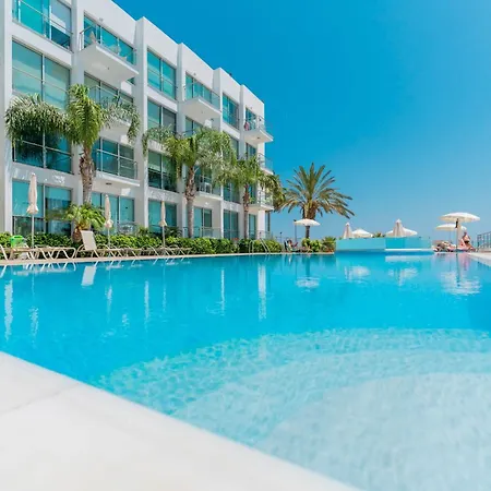Meryl - Coralli Beachfront